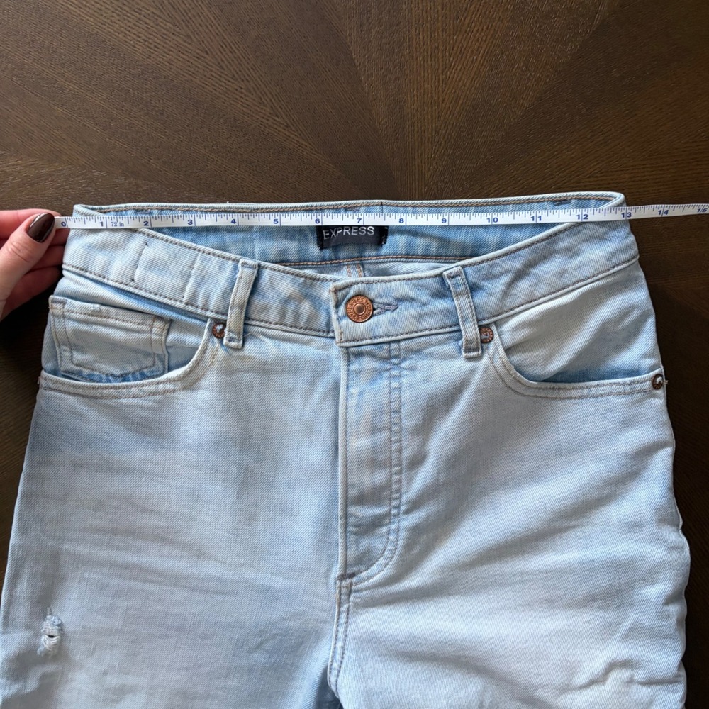EXPRESS Curvy Mom Jeans Light Wash Distressed Frayed Hem Size 4 - Picture 9 of 10